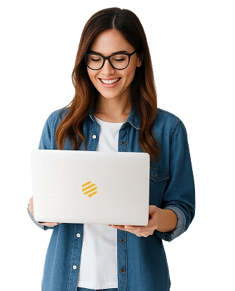 Mulher sorrindo enquanto utiliza um laptop com o logo do Befective